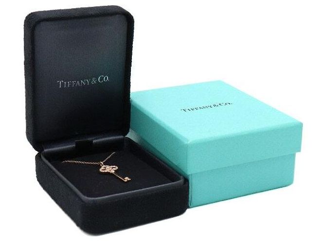 Tiffany & Co Ensemble collier chaîne fine et pendentif clé mini couronne en diamants Rose - vue 7