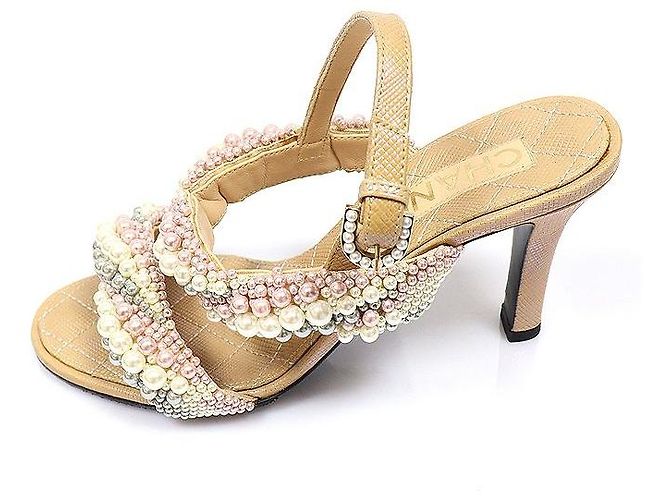 Chanel Sandalias de piel de becerro Pearl Fantasy beige para mujer con correa de perlas Castaño - vista 4