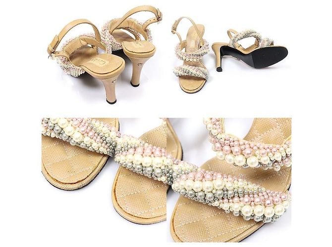 Chanel Sandalias de piel de becerro Pearl Fantasy beige para mujer con correa de perlas Castaño - vista 5