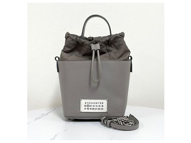 Maison Martin Margiela Picca borsa a secchiello crossbody con catena Marrone - vista 10