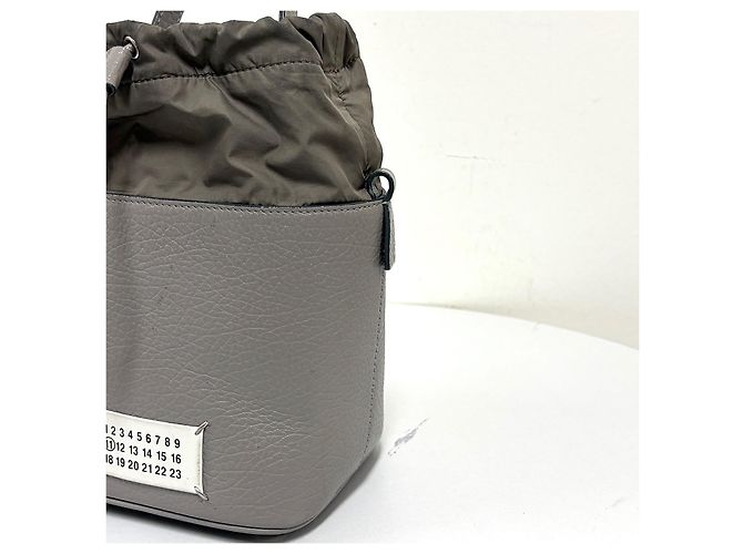Maison Martin Margiela Picca borsa a secchiello crossbody con catena Marrone - vista 12