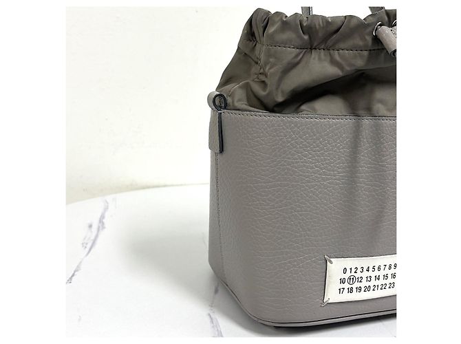 Maison Martin Margiela Picca borsa a secchiello crossbody con catena Marrone - vista 13