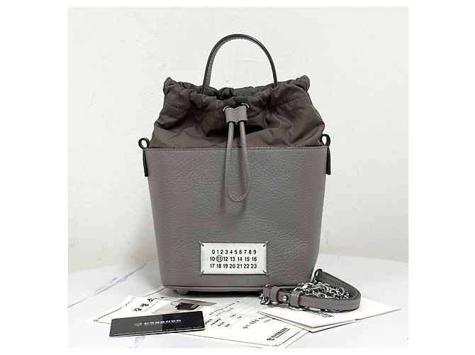 Maison Martin Margiela Picca borsa a secchiello crossbody con catena Marrone - vista 2