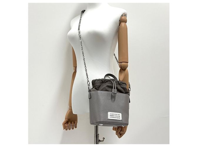 Maison Martin Margiela Picca borsa a secchiello crossbody con catena Marrone - vista 4