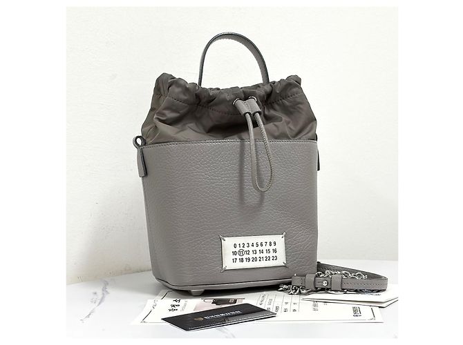 Maison Martin Margiela Picca borsa a secchiello crossbody con catena Marrone - vista 5
