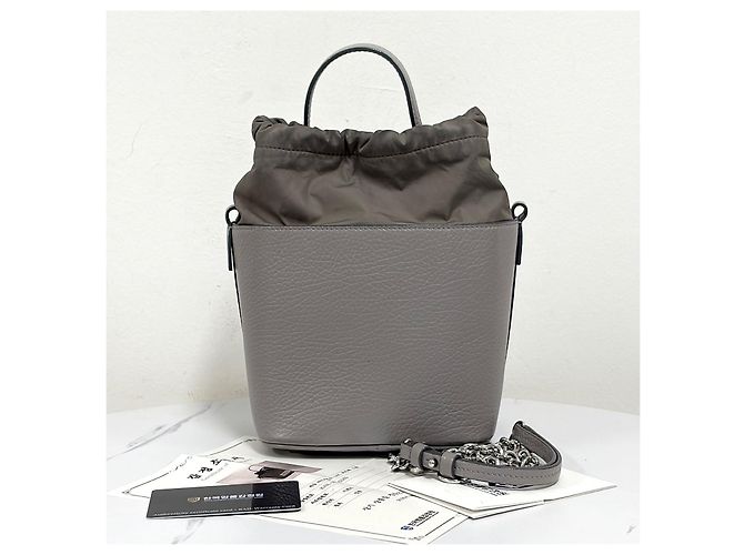 Maison Martin Margiela Picca borsa a secchiello crossbody con catena Marrone - vista 6