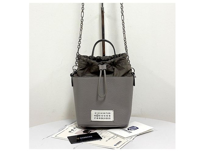 Maison Martin Margiela Picca borsa a secchiello crossbody con catena Marrone - vista 8