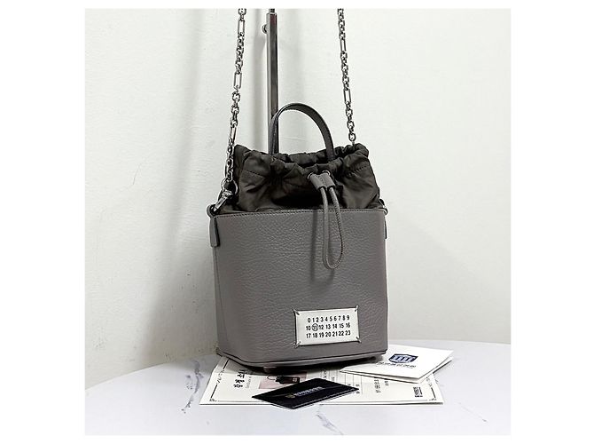 Maison Martin Margiela Picca borsa a secchiello crossbody con catena Marrone - vista 9