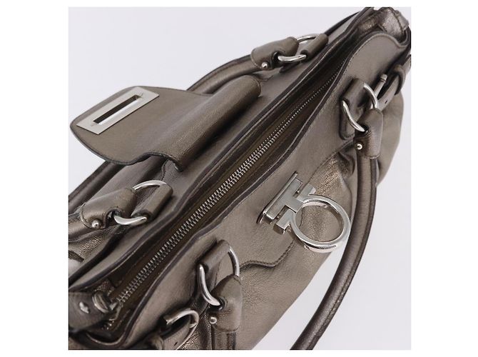 Borsa Salvatore Ferragamo Gancini in pelle Oro Argento Auth 200055A D'oro - vista 10