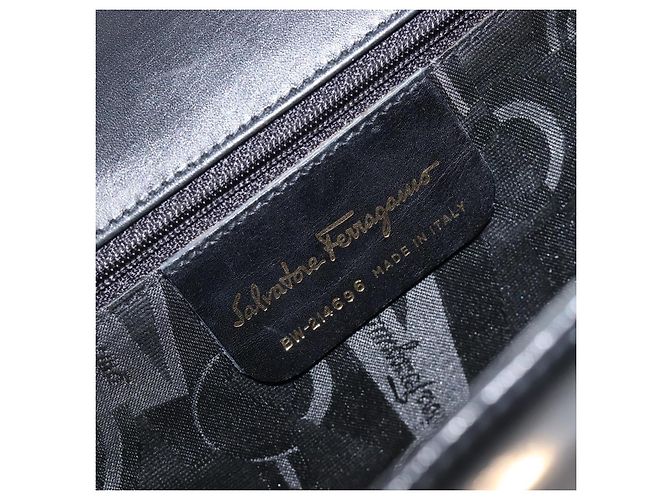 Borsa a tracolla Salvatore Ferragamo Gancini in pelle nera e oro Auth 199456 Nero D'oro - vista 12