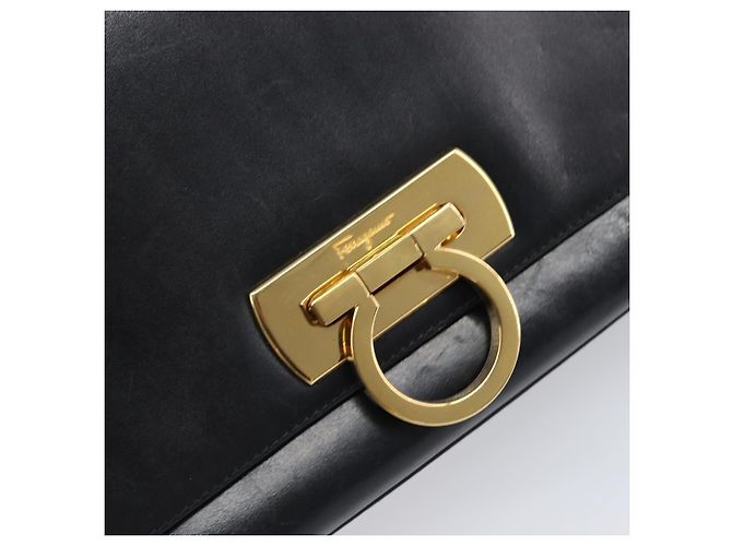 Borsa a tracolla Salvatore Ferragamo Gancini in pelle nera e oro Auth 199456 Nero D'oro - vista 18
