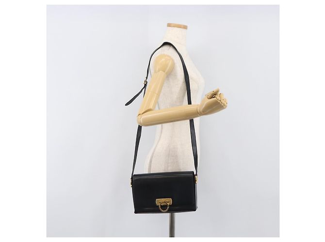 Borsa a tracolla Salvatore Ferragamo Gancini in pelle nera e oro Auth 199456 Nero D'oro - vista 23