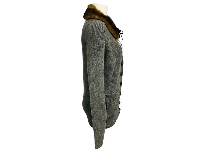 Saint Laurent Strickcardigan aus Kamelhaar mit grauem Kunstfellkragen - Ansicht 2