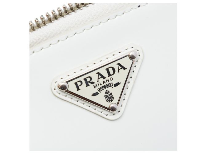 Borsa a tracolla Prada Mini Pouch in pelle spazzolata bianca con catena e triangolo Bianco - vista 5