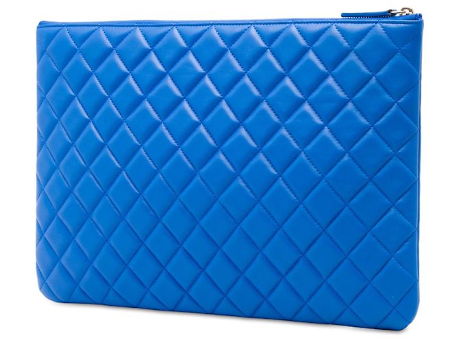 Clutch Chanel Large Quilted Lambskin O Case Blu - vista 2