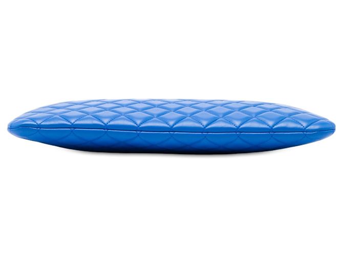 Clutch Chanel Large Quilted Lambskin O Case Blu - vista 3