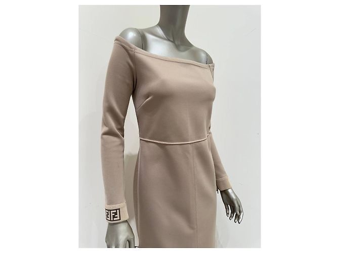 Fendi 2018 Beige Off-Shoulder Midi Kleid Sz.42 Gebraucht - Ansicht 2