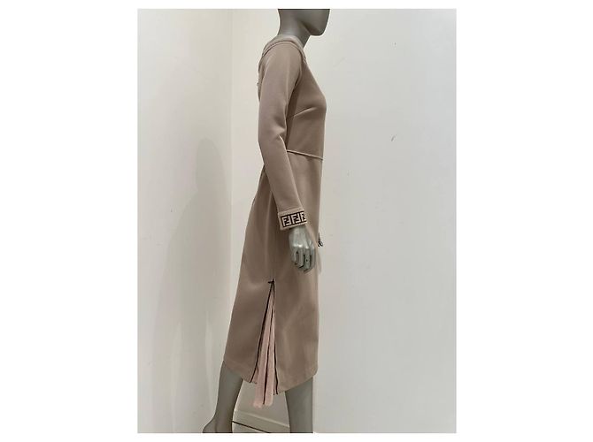 Fendi 2018 Beige Off-Shoulder Midi Kleid Sz.42 Gebraucht - Ansicht 4