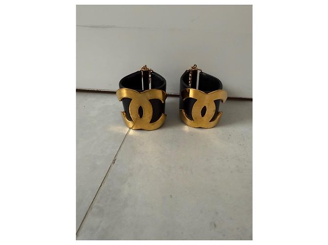 Chanel Coppia di polsini in pelle nera logo CC Nero D'oro - vista 2