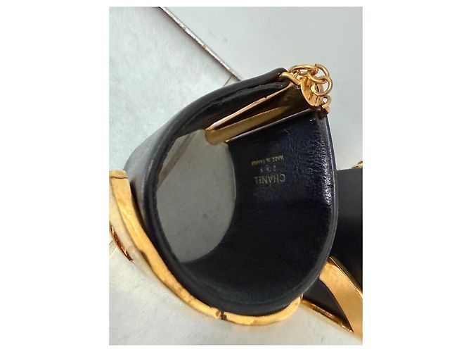 Chanel Coppia di polsini in pelle nera logo CC Nero D'oro - vista 4