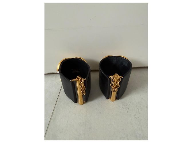 Chanel Coppia di polsini in pelle nera logo CC Nero D'oro - vista 5