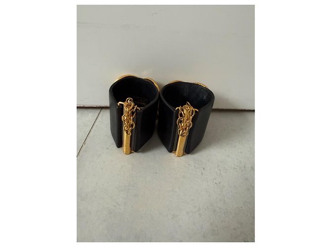 Chanel Coppia di polsini in pelle nera logo CC Nero D'oro - vista 6