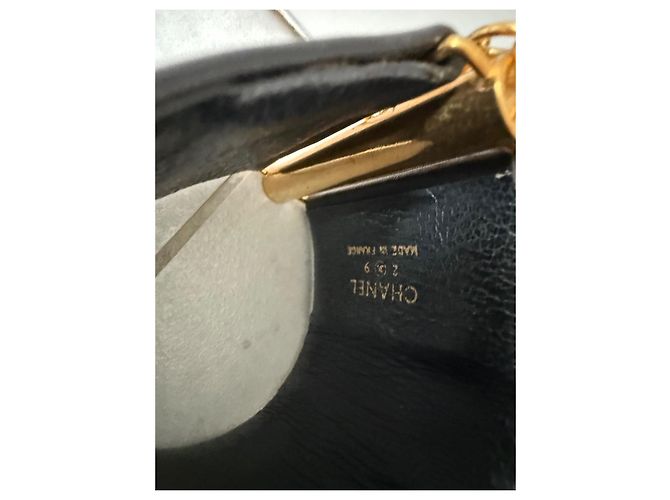Chanel Coppia di polsini in pelle nera logo CC Nero D'oro - vista 7