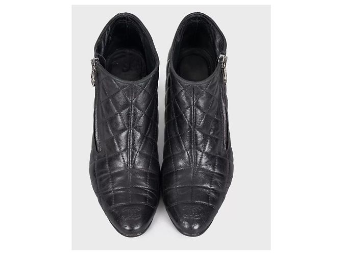 Timeless Stivaletti con zip in pelle matelassé nera CHANEL 37.5 Usato - vista 2
