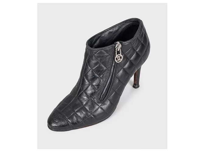 Timeless Stivaletti con zip in pelle matelassé nera CHANEL 37.5 Usato - vista 3