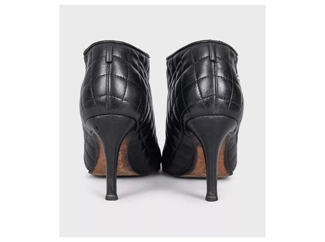 Timeless Stivaletti con zip in pelle matelassé nera CHANEL 37.5 Usato - vista 4