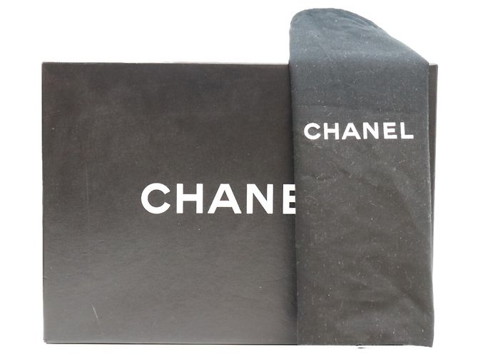 Borsa a tracolla Chanel A01112 in pelle caviar matelassé Bianco - vista 14