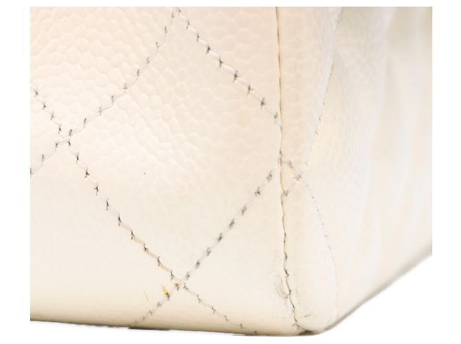 Borsa a tracolla Chanel A01112 in pelle caviar matelassé Bianco - vista 7