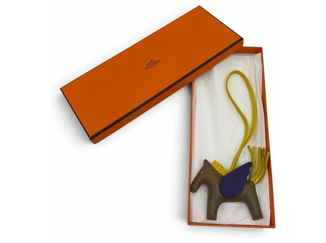 Hermès Hermes Rodeo Charm Pegasus PM Porpora Taupe - vista 2