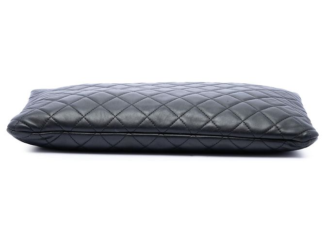 Clutch Chanel Black Large Quilted Lambskin O Case Nero - vista 3