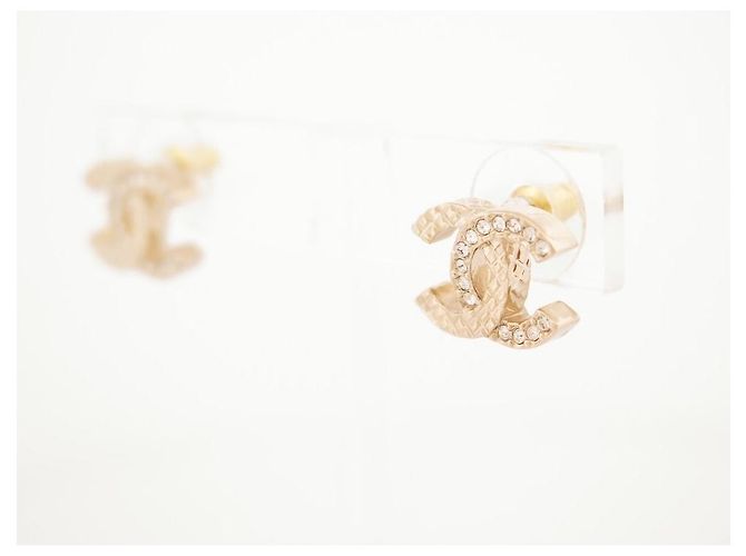 NUOVI ORECCHINI CHANEL LOGO CC MATELASSÉ 2024 ORO STRASS D'oro - vista 2