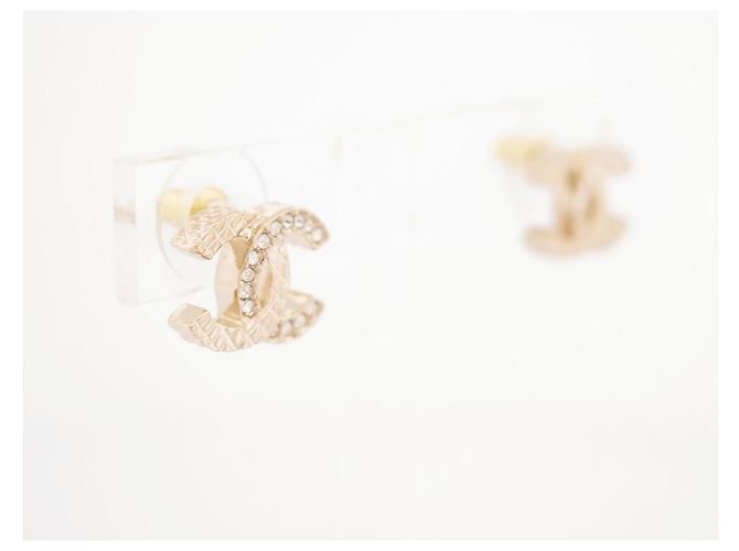 NUOVI ORECCHINI CHANEL LOGO CC MATELASSÉ 2024 ORO STRASS D'oro - vista 3