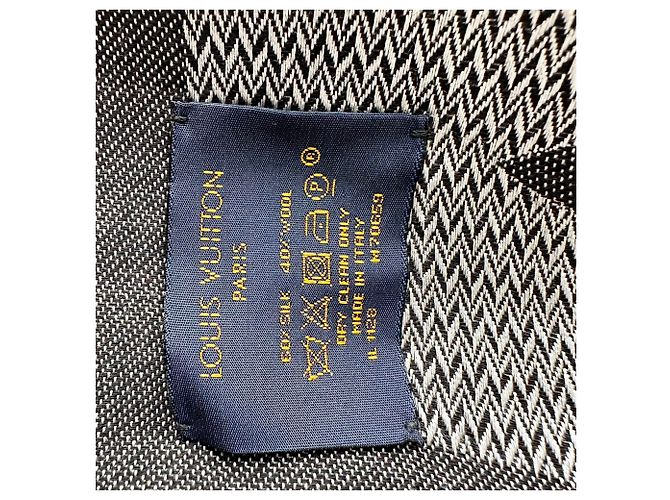 Louis Vuitton Monogram Schal mit Fransen aus grauer Seide - Ansicht 5