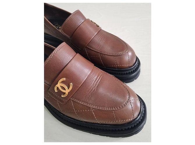 Mocassini Chanel in pelle matelassé marrone CC - vista 2