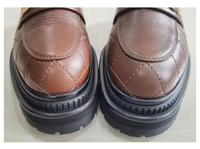 Mocassini Chanel in pelle matelassé marrone CC - vista 3