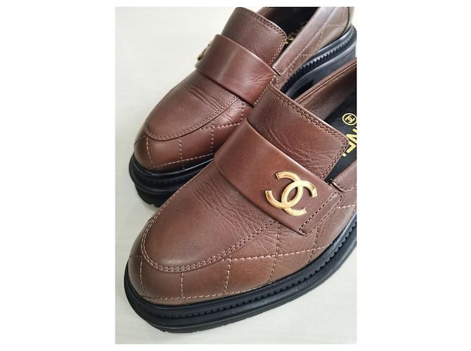 Mocassini Chanel in pelle matelassé marrone CC - vista 4