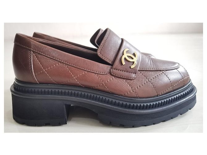 Mocassini Chanel in pelle matelassé marrone CC - vista 5