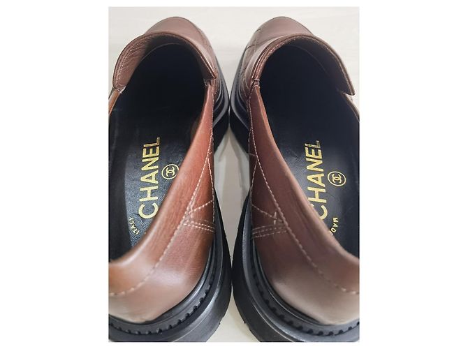 Mocassini Chanel in pelle matelassé marrone CC - vista 8