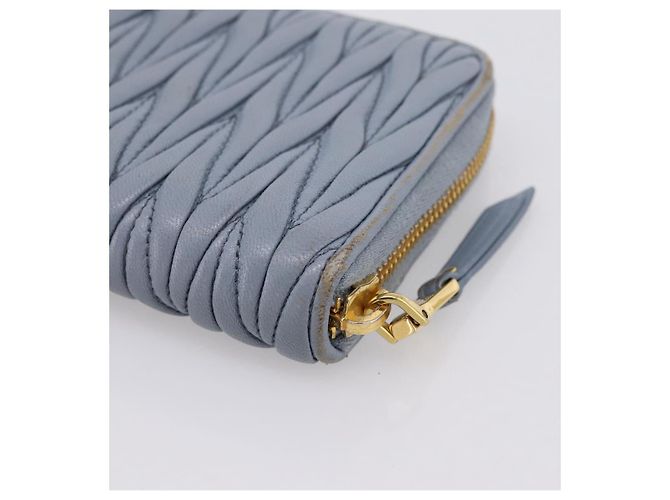 Carteira Longa Miu Miu Matelassé em Couro Azul Claro Tom Dourado Auth 167582A - vista 15