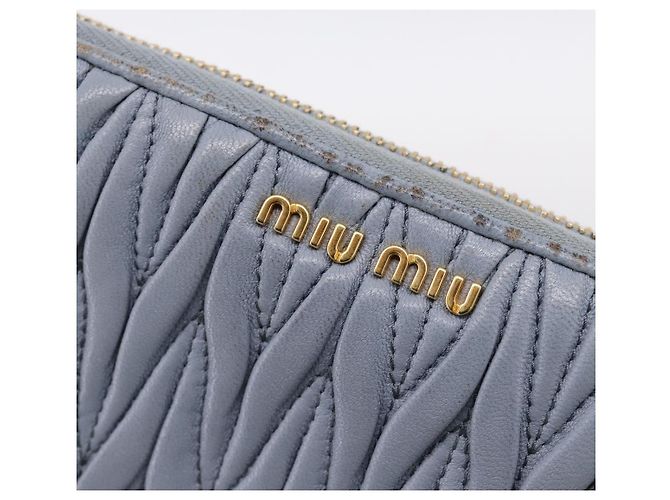 Carteira Longa Miu Miu Matelassé em Couro Azul Claro Tom Dourado Auth 167582A - vista 17