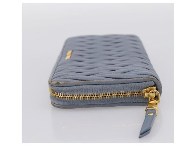 Carteira Longa Miu Miu Matelassé em Couro Azul Claro Tom Dourado Auth 167582A - vista 3