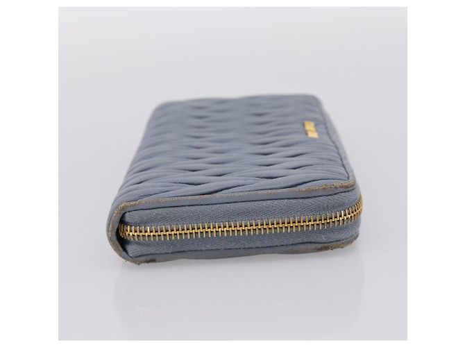 Carteira Longa Miu Miu Matelassé em Couro Azul Claro Tom Dourado Auth 167582A - vista 4