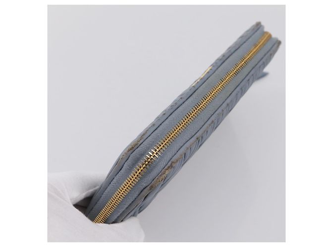 Carteira Longa Miu Miu Matelassé em Couro Azul Claro Tom Dourado Auth 167582A - vista 5