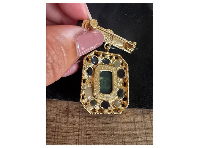 Broche Retangular Chanel com Pedras Verdes e Pretas Gold hardware - vista 10