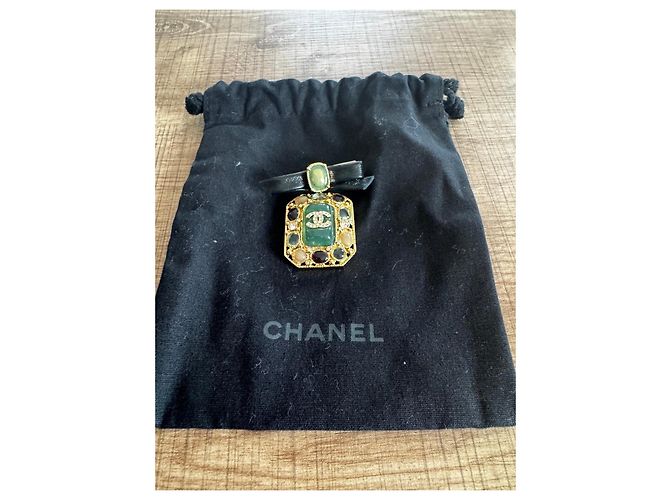 Broche Retangular Chanel com Pedras Verdes e Pretas Gold hardware - vista 11