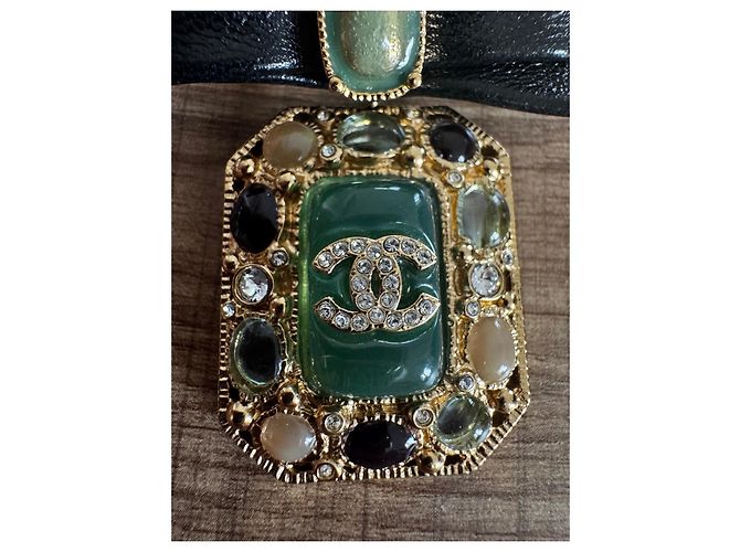 Broche Retangular Chanel com Pedras Verdes e Pretas Gold hardware - vista 2